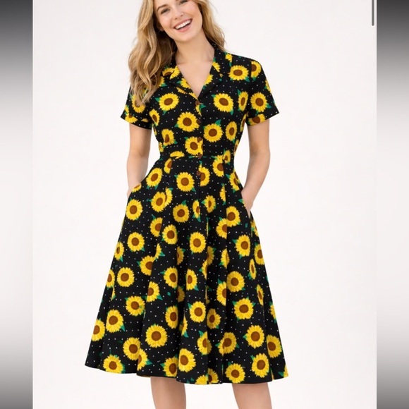 Collectif Dresses & Skirts - Collectif London
Fit & Flare
Dress Sz US 6
Floral Sunflower Belted Button